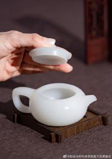 和田玉羊脂白玉壶:玉壶细节加上大师精雕细琢,他把玉壶的质地,细度,润